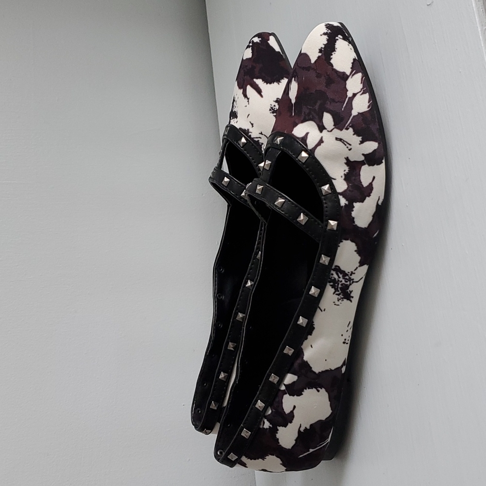 Avon Cushion Walk Black White Burgundy Abstract Floral Studded Strap Flats, 9